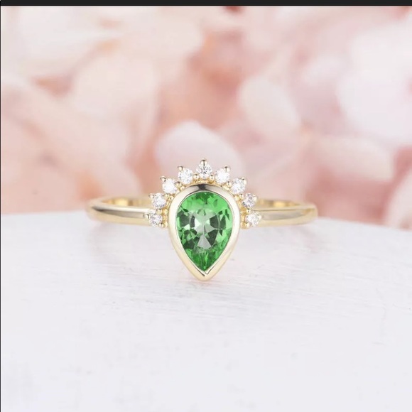 18k Gold Emerald & White Sapphire Accent Ring - Picture 5 of 6